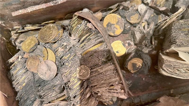 So sah der Münzschatz aus, als er aus der Erde geholt wurde.