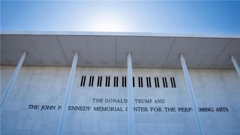 So sah die Aufschrift auf der Fassade der Kultureinrichtung nach der Umbenennung in Trump Kennedy Center aus. (Archivbild)