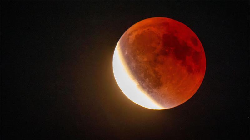 So schön kann eine totale Mondfinsternis aussehen. Die „MoFi“ am Freitag wird so allerdings nicht zu sehen sein. (Symbolbild)