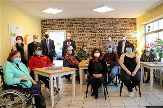 So schön sind die neuen Räume: Klienten und Mitarbeiter der Diakonischen Beratungsdienste zeigen ihren Sponsoren – Volksbank und Bürgerstiftung, was mit den Spendengeldern angeschafft wurde. Foto: Hartmann
