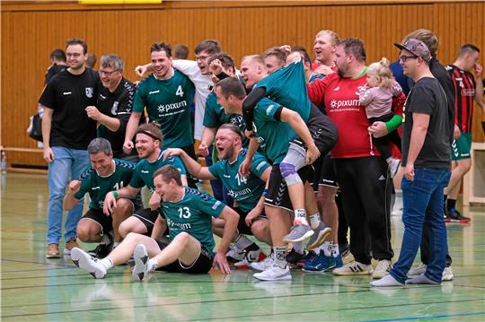 So sehen Derbysieger aus: Die HSG Langelsheim/Astfeld feiert ausgelassen den 31:28-Erfolg gegen den Landesliga-Absteiger MTV Hornburg. Foto: Drechsler