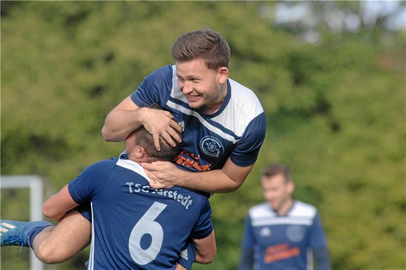 SV Schladen bricht den Bann: Erster Saisonsieg ist da So sehen Sieger aus: Jerstedts Leon Ahrens (re.) trifft zum zwischenzeitlichen 3:1 gegen Serie und wird von Christopher Peters gefeiert. Foto: Gietemann
