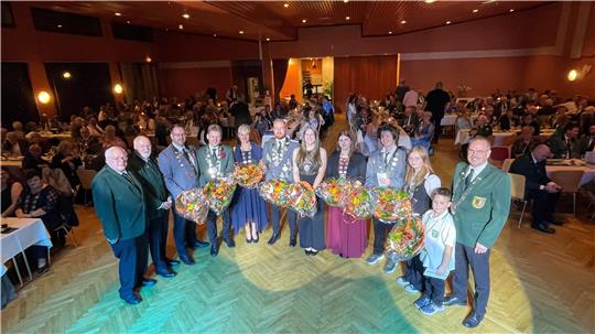 So sehen Sieger aus: Mit Blumen präsentieren sich die neuen Königinnen und Könige des Kreisschützenverbandes Goslar im Rampenlicht.