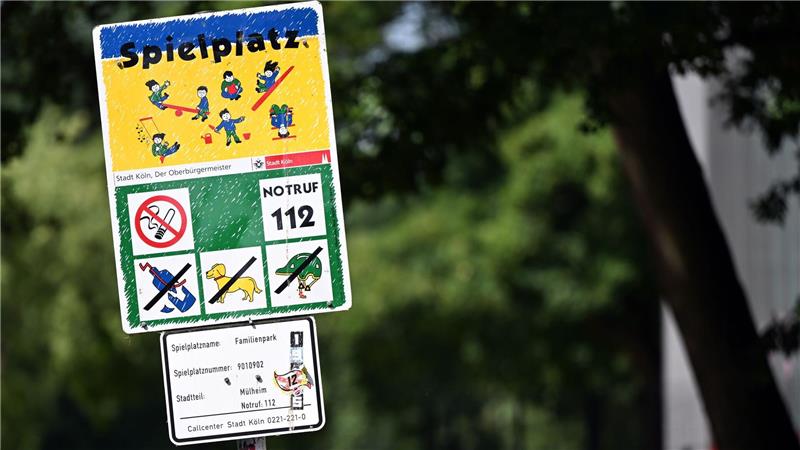 So sehen viele Kölner Spielplatz-Schilder bislang aus - ihre Stunden sind womöglich gezählt.
