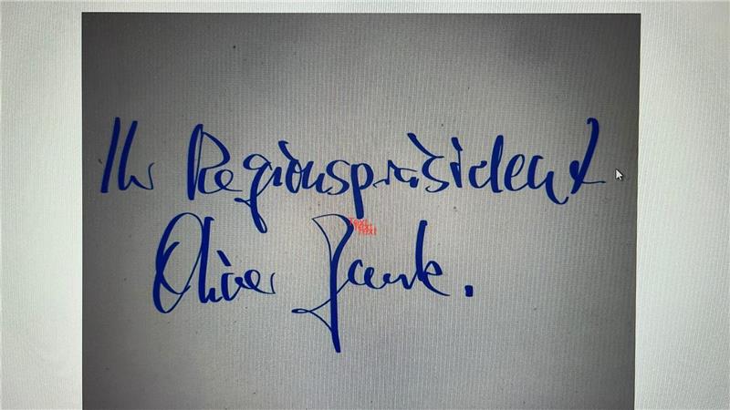 Ein Schriftzug von einer Internetseite mit Unterschrift.