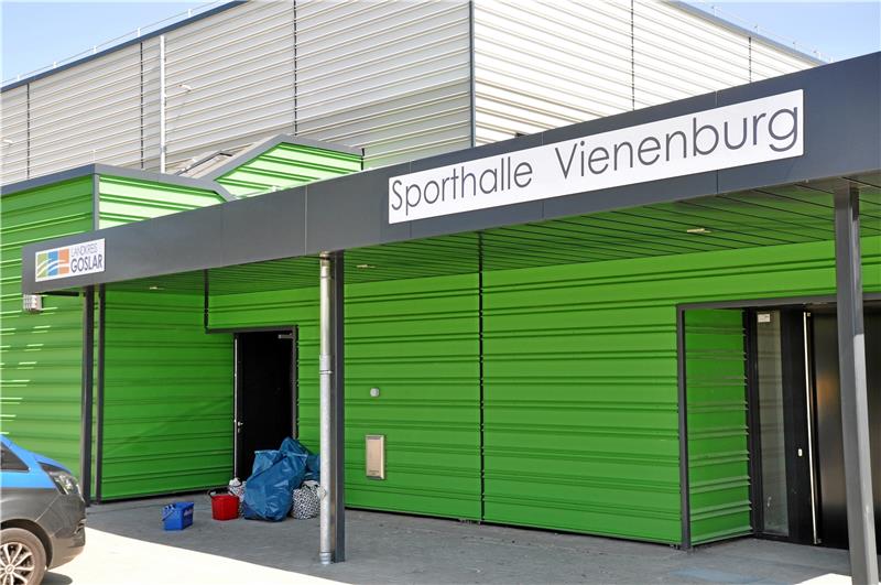 So sieht das Endergebnis in Vienenburg aus: Bei der Harly-Sporthalle beginnt auch alles mit dem Dach und endet vier Jahre später in einer grundhaften Sanierung des Gebäudes. Foto: Heine