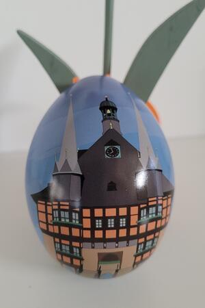 Eine Bild des Rathauses Wernigerode ziert in diesem Jahr das Lions-Osterei.