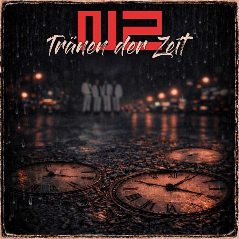 Die Goslarer Band Nautilus 2 singt erstmals auf Deutsch Plattencover: Oben steht N2, darunter der Schriftzu Tränen der Zeit. Das Bild wird dominiert von Ziffernblättern, die auf einer regennassen Straße liegen, im Hintergrund sind schmenenhaft vie