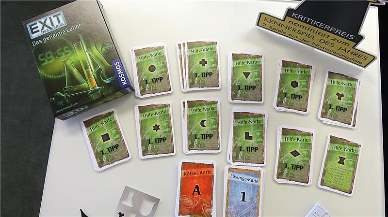 Dieser Geschenketipp bringt den Nervenkitzel ins Wohnzimmer Der Inhalt des Karton liegt ausgebreitet auf einem Tisch.