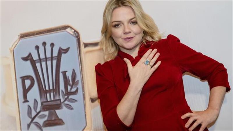 Wie soll der Hahnenkleer Paul-Lincke-Ring künftig heißen? So sieht der Paul-Lincke-Ring derzeit aus: Annett Louisan hat ihn im Dezember 2023 als bislang letzte Preisträgerin erhalten.