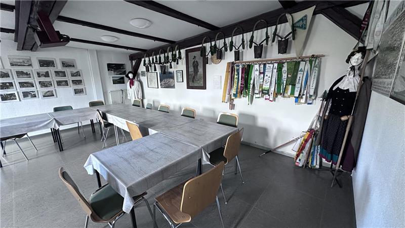 Vor dem Umbau stehen im Versammlungsraum überwiegend Stühle und Tische.