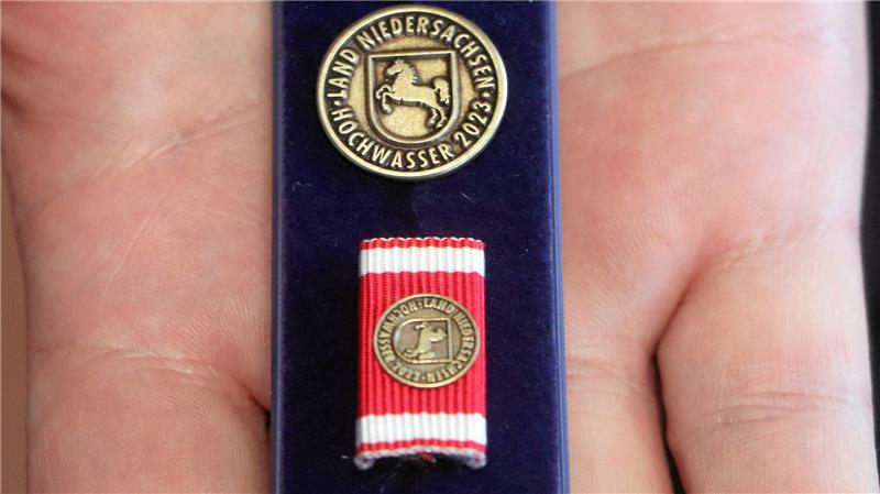 So sieht die Hochwasser-Ehrennadel des Landes Niedersachsen samt Bandschnalle aus.
