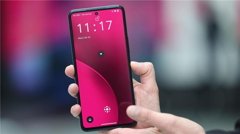 Telekom bringt KI-Phone heraus - Konkurrenz geht andere Wege So sieht die Oberfläche des Smartphones aus, wenn man mit dem KI-Sprachassistenten spricht - Apps sieht man dann nicht.