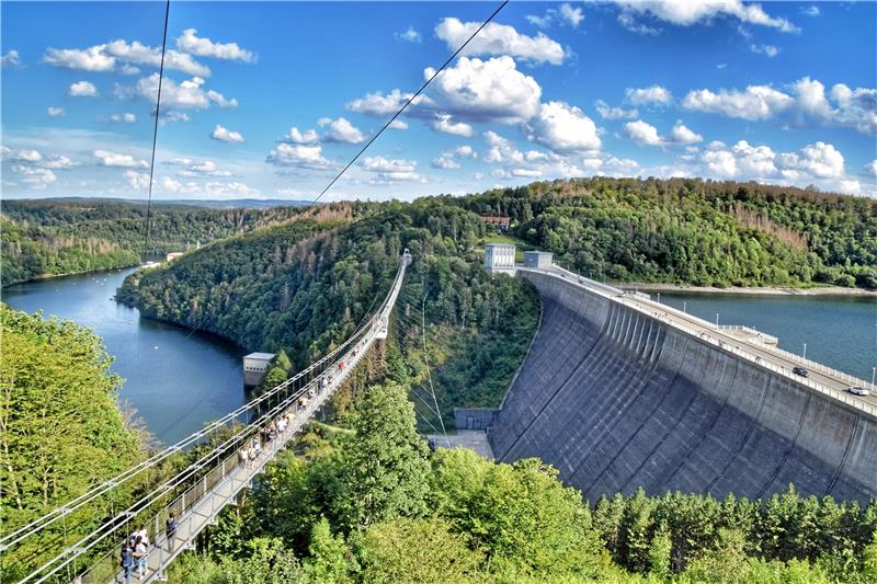 So sieht die rund 480 Meter lange Hängebrücke an der Rappbodetalsperre aus. Am Matthias-Schmidt-Berg in St. Andreasberg soll eine 555 Meter lange Brücke entstehen. Der Kreistag hat dafür den Weg geebnet.  Archivfoto: Neumann