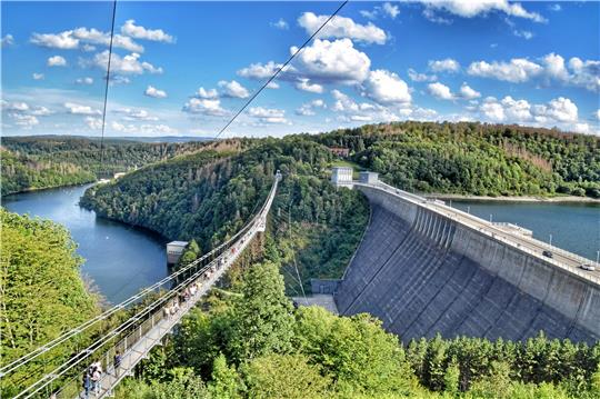 So sieht die rund 480 Meter lange Hängebrücke an der Rappbodetalsperre aus. Am Matthias-Schmidt-Berg in St. Andreasberg soll eine 555 Meter lange Brücke entstehen. Der Kreistag hat dafür den Weg geebnet.  Archivfoto: Neumann