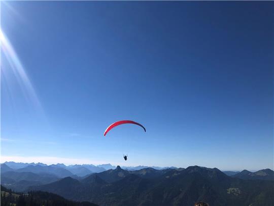 So sieht es eigentlich aus, wenn Menschen mit einem Gleitschirm durch die Luft schweben.