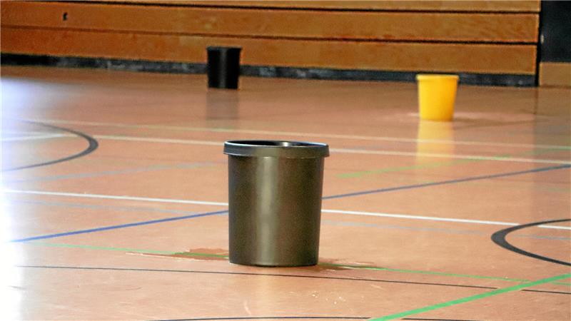 So sieht es im Dezember 2023 im Innern der Sporthalle aus: Auf dem Spielfeld verteilt stehen Eimer, um das herabtropfende Regenwasser aufzufangen.