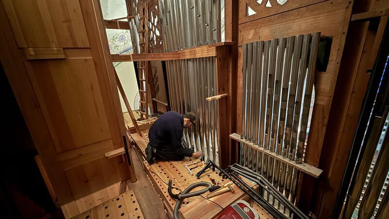 So sieht es in einer Kirchenorgel aus. Die Pfeifen sind bereits ausgebaut. 

