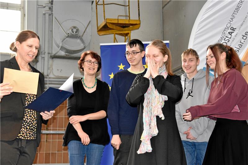 Schüler haben Ideen zur Müllvermeidung So sieht große Freude aus: Europaministerin Wiebke Osius ehrt Schülerinnen und Schüler der Harly-Schule für den 1. Platz im Kreislaufwirtschafts-Fotowettbewerb. Foto: Stade