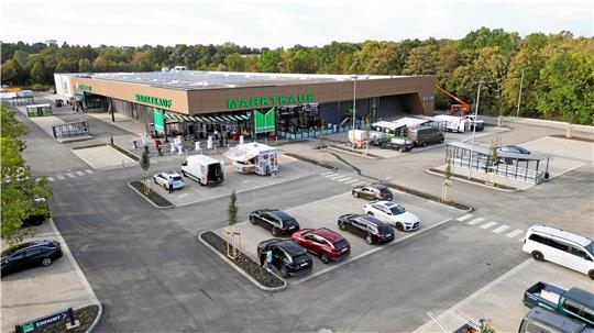 So sieht jetzt das neu gestaltete Areal im Gewerbegebiet Gutenbergstraße von oben aus: Das Bild zeigt den Marktkauf am 27. September – einen Tag vor dem Start mit Kunden. Foto: Neuendorf