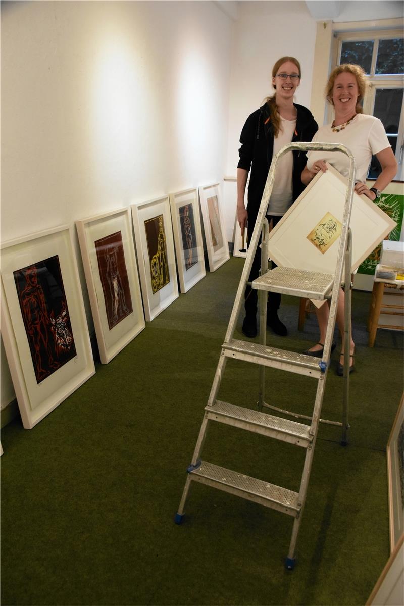 So sieht man sie selten: Noch sind alle Bilder „geerdet“. Der Zustand währt nicht lange: Nach einigen konzentrierten Stunden haben Galeristin Antje Stoetzel-Tiedt und Sohn Hendrik die Räume in eine Lüpertz-Etage verwandelt.  Fotos: Kempfer