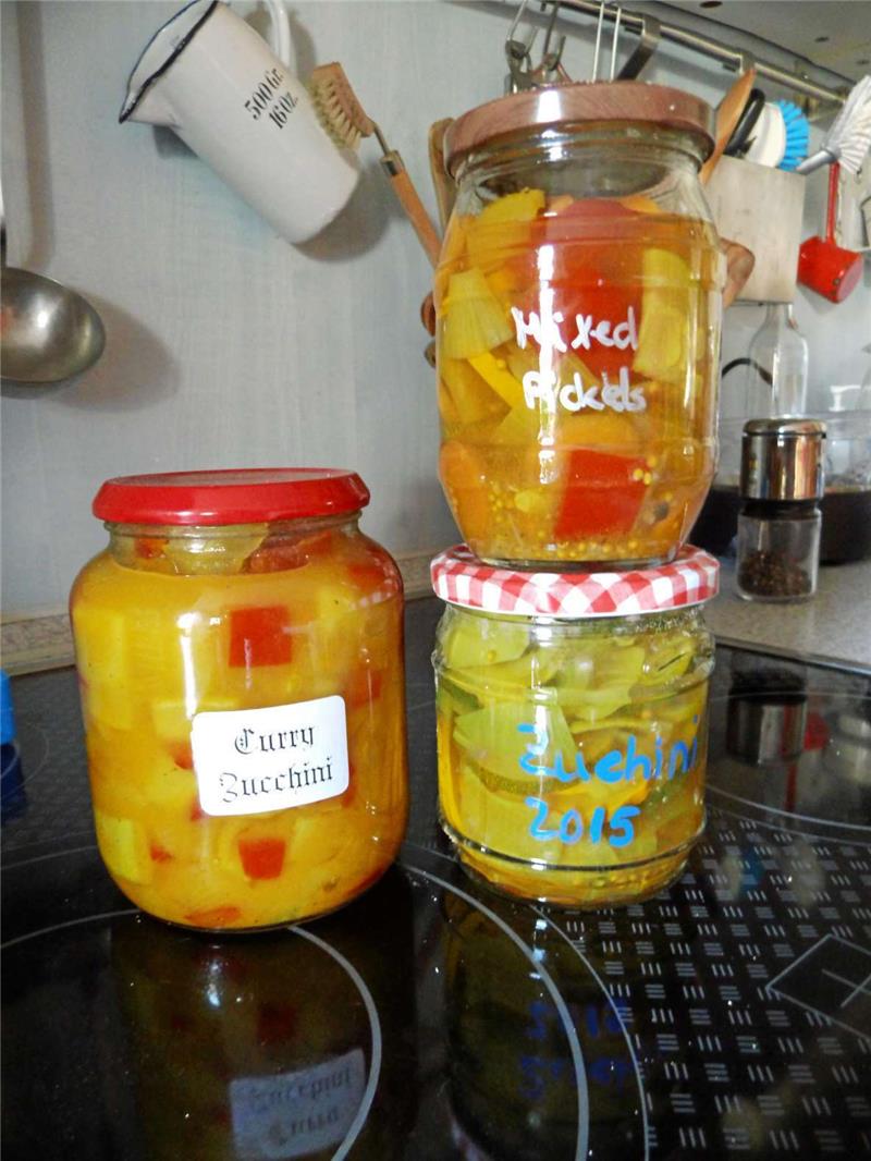 So sind Zucchini lange haltbar: Eingelegt mit Gewürzen oder als Mixed Pickles.