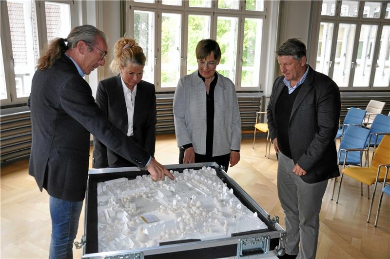 Fördergeld: Landesbeauftragte lobt Goslar als „guten Kunden“ So soll das Pfalzquartier später einmal aussehen: Erster Stadtrat Dirk Becker und Oberbürgermeisterin Urte Schwerdtner (v. li.) erläutern zusammen mit Tescom-Chef Holger Holste (re.) der Braunschweiger Landesbeauftragten Dr. Ulrike Witt das Architekten-Modell von Nieto Sobejano für das 65-Millionen-Euro-Projekt. Foto: Heine