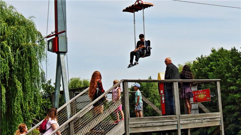 Das Foto zeigt eine Gondel, in der ein Junge sitzt.
