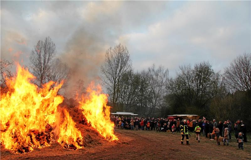 Osterfeuer in der Region: Mehr als nur Bier und Bratwurst So soll ein gutes Osterfeuer brennen: Die hellen Flammen schlagen hoch in Werlaburgdorf und spenden Wärme für die Gäste. Foto: Hohaus
