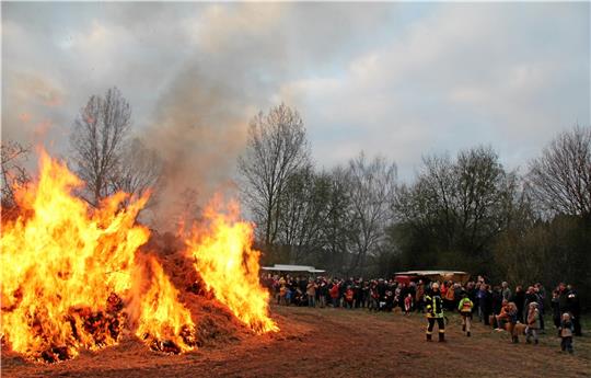 So soll ein gutes Osterfeuer brennen: Die hellen Flammen schlagen hoch in Werlaburgdorf und spenden Wärme für die Gäste. Foto: Hohaus