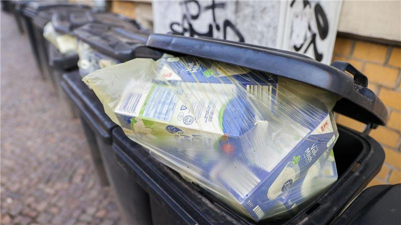 So soll es nicht sein: Getränkekartons im Restmüll. Dabei gehören sie in den Gelben Sack oder die Gelbe Tonne.