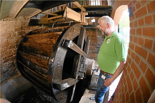 So soll es wieder sein: Wasser plätschert über das Otto-Mühlrad. Archivfoto: Gereke