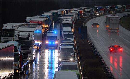 So sollte sie aussehen: Eine Rettungsgasse für Polizei und &gt;Feuerwehr auf der Autobahn. Foto:  Robert Michael/dpa