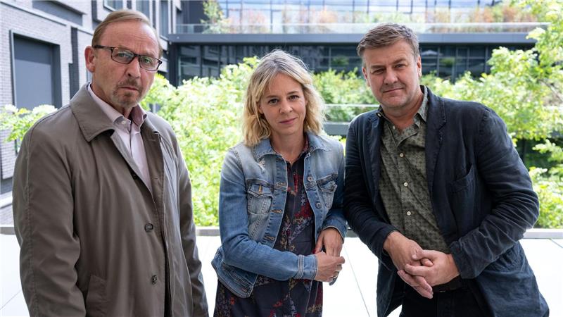 So spielte Held (l) für das ZDF in der Krimireihe „München Mord“ den eigenwilligen Kommissar Ludwig Schaller, an der Seite von Bernadette Heerwagen (m) und Marcus Mittermeier (r). (Archivbild)