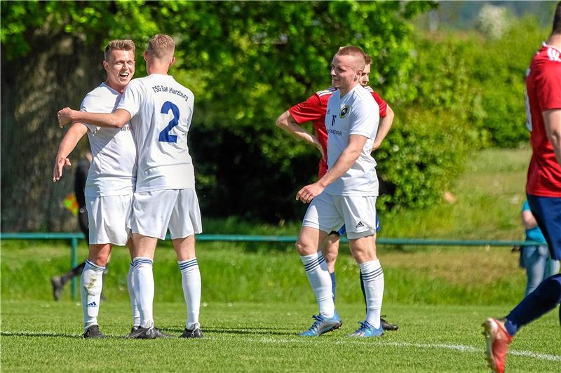 Spaßfußball im Sportpark: TSG gewinnt gegen La/Seu So strahlt ein dreifacher Torschütze: Bad Harzburgs Christian Schubert bekommt für seinen Treffer zum 5:0 die Glückwünsche von Michel Bönig. Foto: Drechsler
