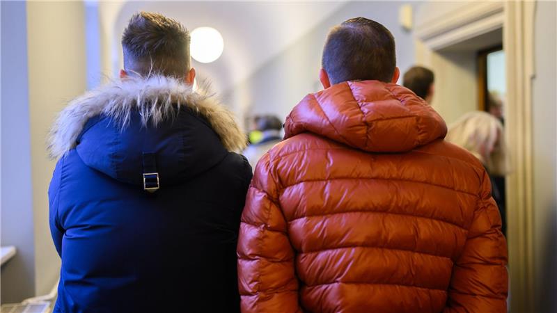 Polizistin geküsst - Schützen müssen Geldstrafe zahlen So verhindern sie einen Prozess - müssen aber je 2.100 Euro bezahlen.