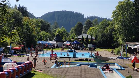 In den Becken, im Schatten und auf der Terrasse tummeln sich die Gäste.
