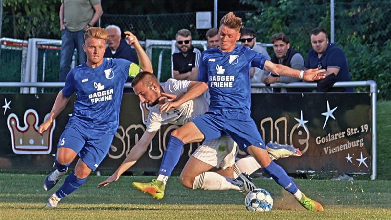 So viel Leidenschaft: Dominik Marx (l.) und Nico Seidel von der FG Vienenburg/Wiedelah bremsen den Bad Harzburger Nicholas Makus aus. Foto: Epping