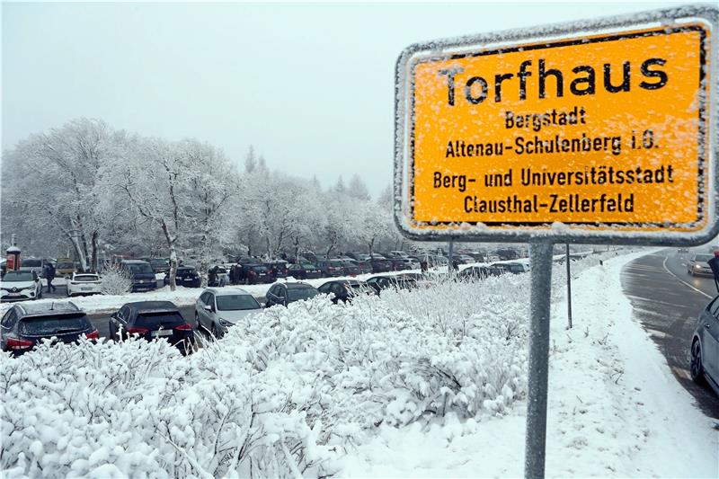 So viel Schnee wie seit Langem nicht mehr: Touristenmassen zieht es zum Rodeln nach Torfhaus – für die Einheimischen nicht unbedingt ein Grund zur Freude.  Foto: Neuendorf