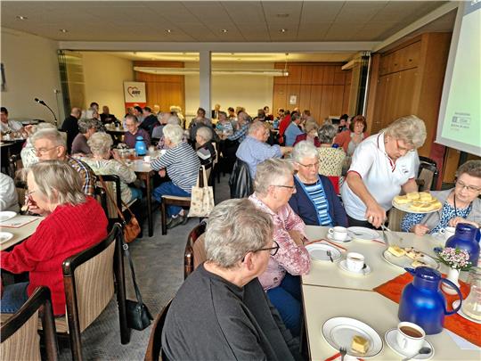 So voll sind Jahreshauptversammlungen selten: Die Awo verbindet die Sitzung mit dem beliebten Kaffeenachmittag. Foto: Knoke