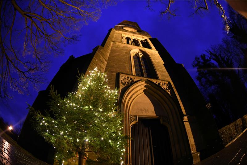 Weihnachtsoratorium in Lutters St. Georg So weihnachtlich erstrahlt St.-Georg zu Lutter in dieser Adventszeit nicht – Stichwort Energiesparverordnung. Dafür erklingt es im Innern besonders. Foto: Archiv Gereke