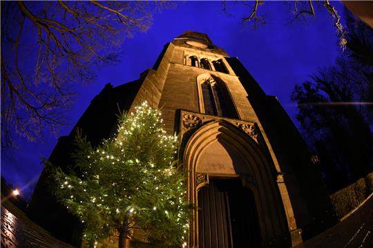So weihnachtlich erstrahlt St.-Georg zu Lutter in dieser Adventszeit nicht – Stichwort Energiesparverordnung. Dafür erklingt es im Innern besonders. Foto: Archiv Gereke