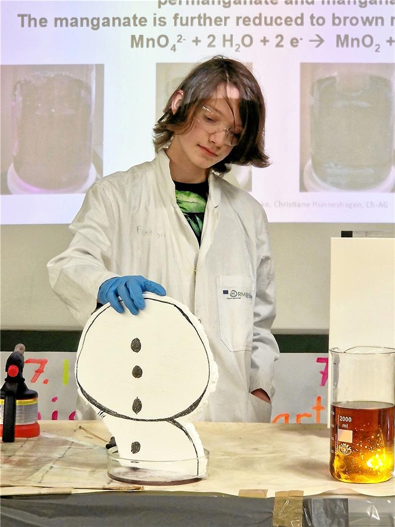 Chemie-Show in der RKS bietet feurigen Abschluss des Workshops So wie Schnee bei Sonne schmilzt, löst sich Styropor in Aceton auf. Foto: Knoke