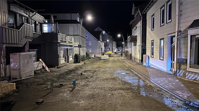 So wie auf diesem Bild vom Montagabend wird die Schmiedestraße in den kommenden Wochen aussehen. Weitergebaut wird erst im neuen Jahr.