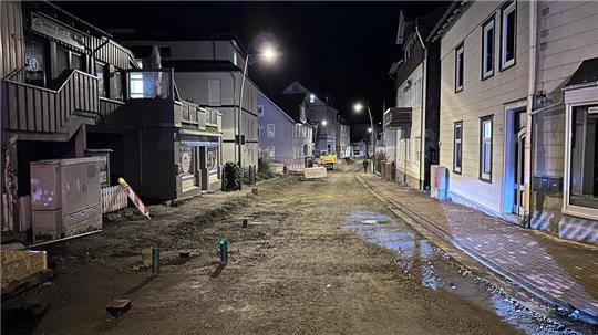 So wie auf diesem Bild vom Montagabend wird die Schmiedestraße in den kommenden Wochen aussehen. Weitergebaut wird erst im neuen Jahr.