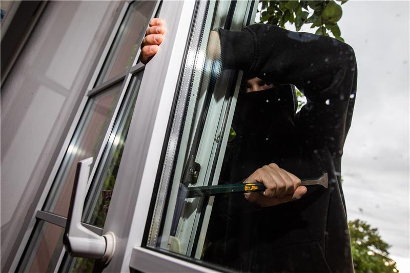 Einbruchprävention: So können sich Harzburger schützen So, wie auf diesem Symbolbild, knacken Einbrecher im Handumdrehen ein Fenster auf. Foto: Pixabay