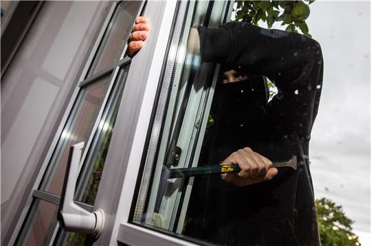 So, wie auf diesem Symbolbild, knacken Einbrecher im Handumdrehen ein Fenster auf. Foto: Pixabay