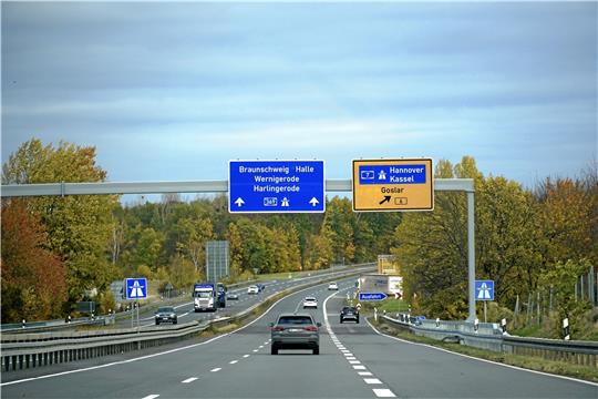 So wie diese Schilderbrücke sollen auch jene auf der B 6 einmal aussehen. Archivfoto: Schlegel