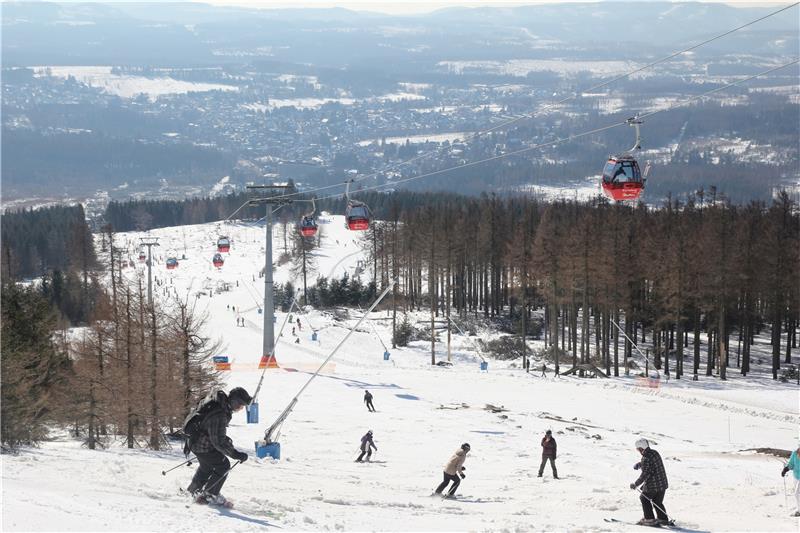 So wie es jetzt aussieht, dürften die Talabfahrt und die Seilbahn am Wurmberg im nächsten Winter nur bei Naturschnee genutzt werden können. Archivfoto: Eggers