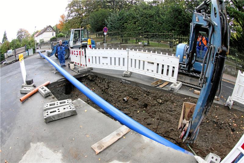 So wie hier beim ersten Bauabschnitt im Jahr 2019 wird auch jetzt wieder ein Rohr in die Transportleitung hineingeschoben. Dieses Teilstück hier ist immerhin 160 Meter lang. Archivfoto: Schlegel